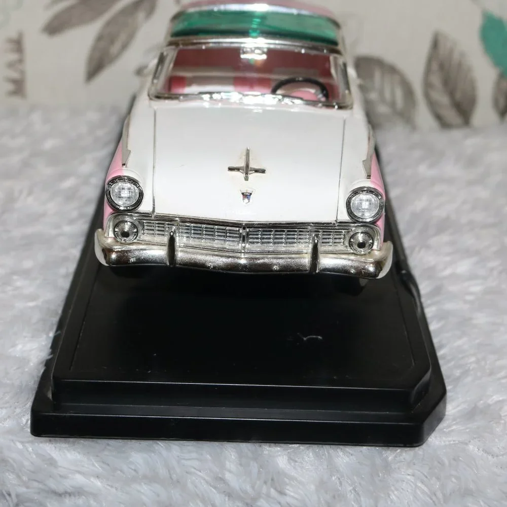 Road Signature 1955 Ford Crown Victoria 1/18 scale! no box, but is still mounted